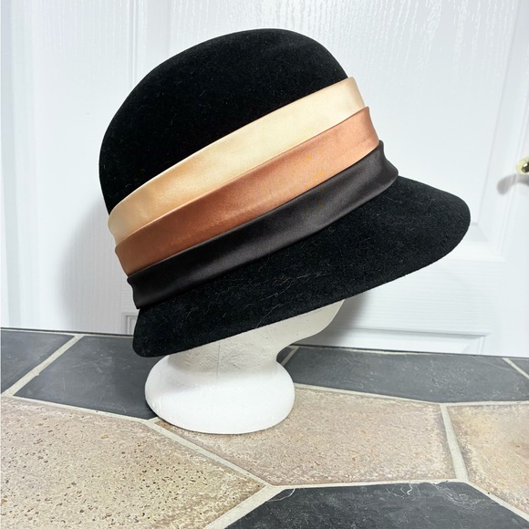 50s UNION MADE Black Wool Felt Cloche Hat Bronze & Champagne Satin Bands Sz 22.5 - Picture 4 of 7